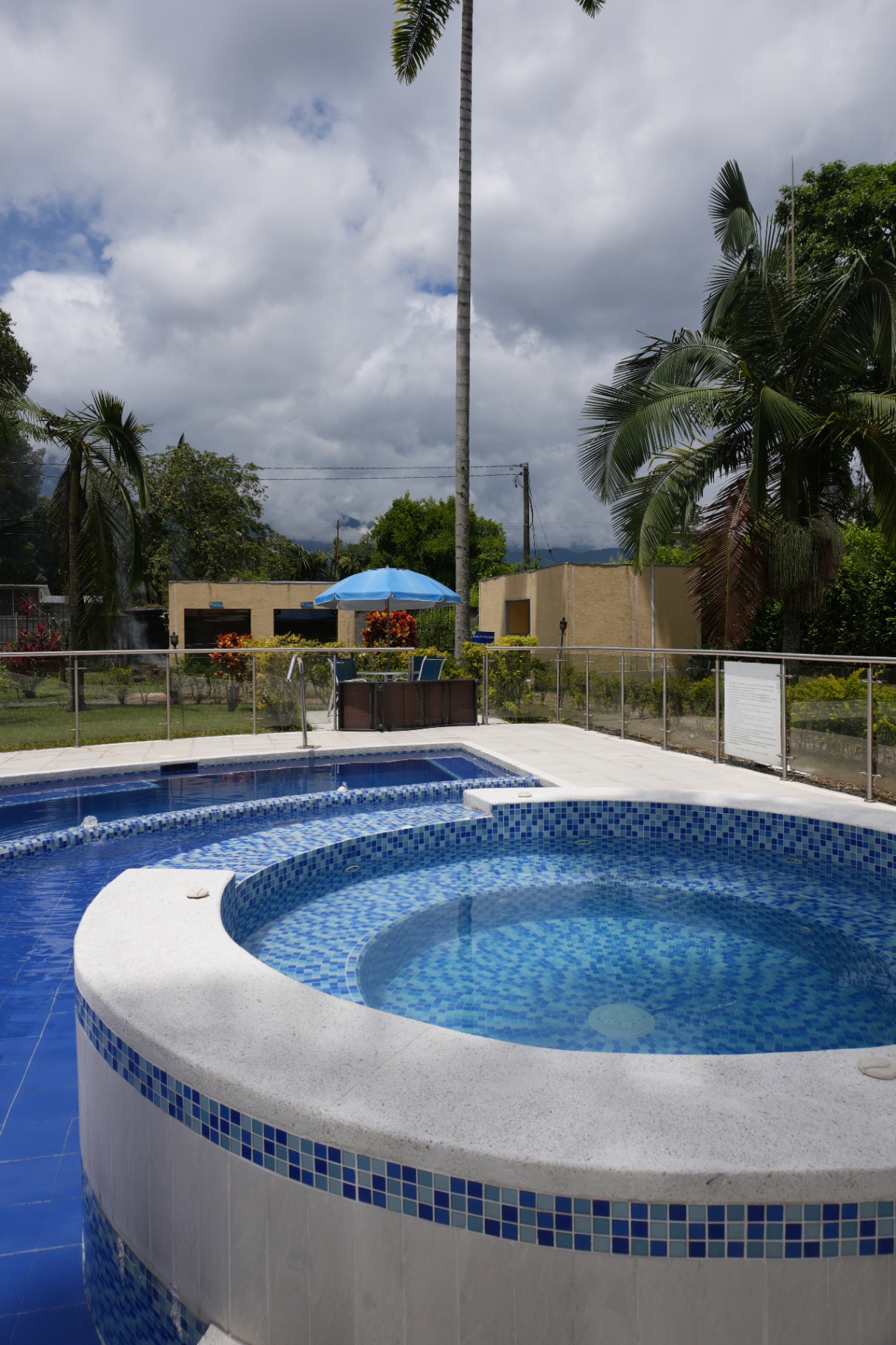 Jacuzzi del resort entre vegetación